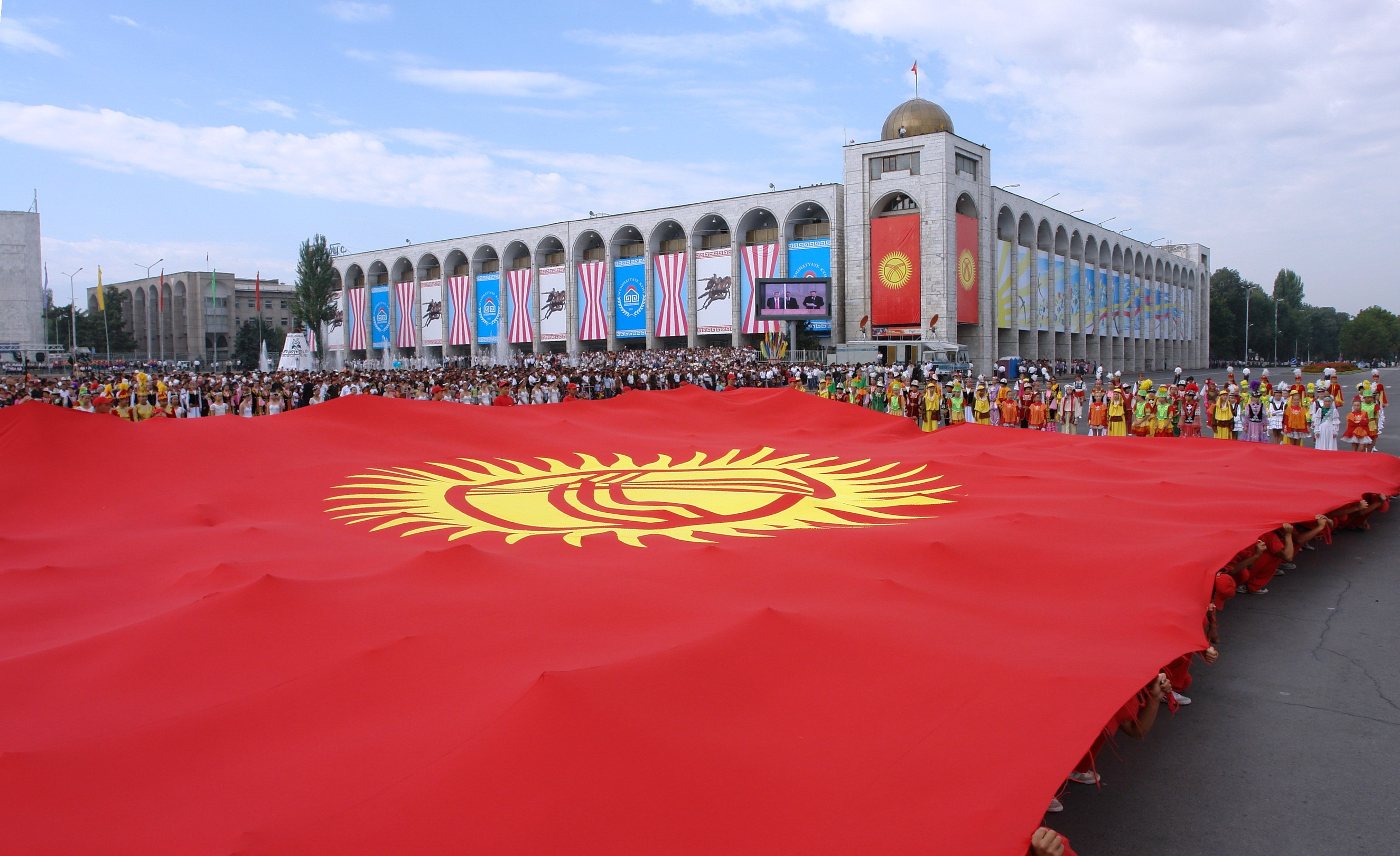 Киргизы страна. Флаг в Бишкеке ала ТОО площадь. Площадь ала-ТОО. Флаг Кыргызстана независимость. Флаг Кыргызстана на площади.