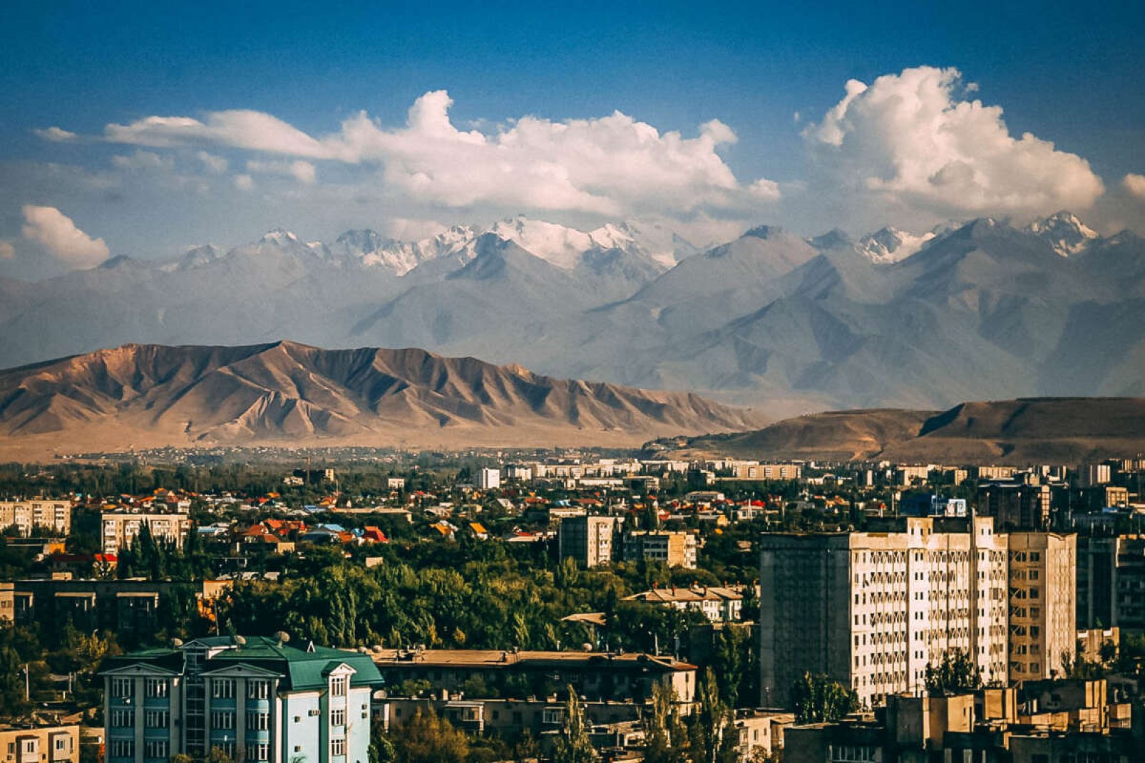 Кыргызстан это киргизия или нет. Киргизия Бишкек. Город Бишкек столица Кыргызстана. Киргизия Бишкек горы. Панорама Бишкек.